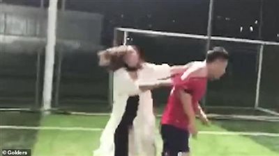 امرأة تقتحم ملعب كرة قدم لضرب حبيبها بعد اكتشاف زواجه (فيديو وصور)