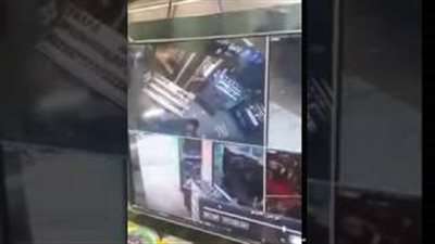 بالفيديو.. شاهد ماذا حدث للص سرق هاتفا متصلا بالشاحن