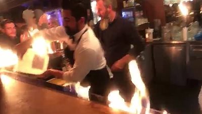 اشتعال النيران في سياح بمطعم طباخ تركي شهير (فيديو وصور)