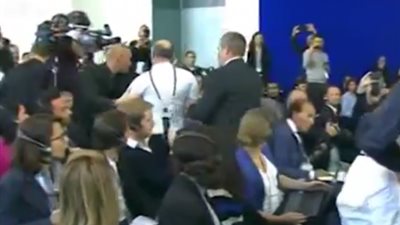 صحفي يحرج أردوغان بمؤتمره مع ميركل.. وشماتة من مستشارة ألمانيا (فيديو)