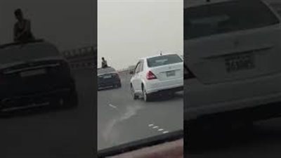 رقص فتاة من فتحة سيارة برفقة شاب يثير ضجة على مواقع التواصل (فيديو)