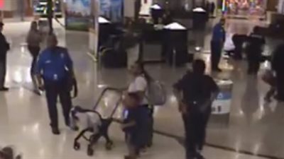 لحظة محاولة امرأة خطف طفل داخل مطار (فيديو)