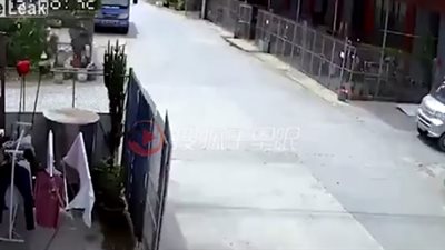 امرأة تتعرض لحادث تصادم مروع (فيديو)