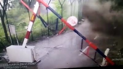 فـرار حارسين لحظة انهيار جرف نحوهما (فيديو)