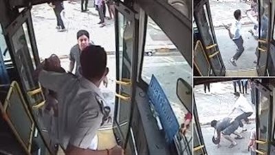 سائق حافلة يلقن رجلا 