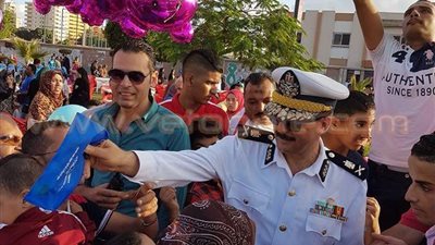 بالصور.. «مرور بورسعيد» يوزع أدوات مدرسية على الأطفال احتفالا بالعيد