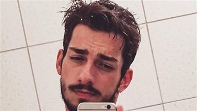 شاب وسيم يثير ضجة على فيس بوك بشكله في الماضي (صور)