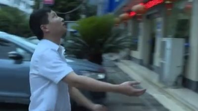 لحظة سقوط طفل من الطابق الثالث (فيديو)