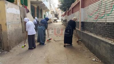 مدرسة تجبر الطالبات على تنظيف الشوارع: «مش نافعين وقاعدين زي قلتهم» (صور)