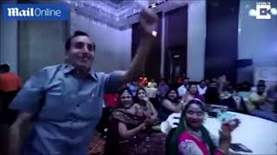 وفاة رجل أعمال لحظة رقصه على المسرح بالهند (فيديو)