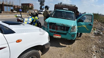 بالصور.. محافظ الشرقية «رجل مرور» بطريق «الزقازيق - أبو حماد»