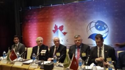 وزير اتصالات بيلاروسيا يغادر القاهرة بعد لقائه شريف إسماعيل