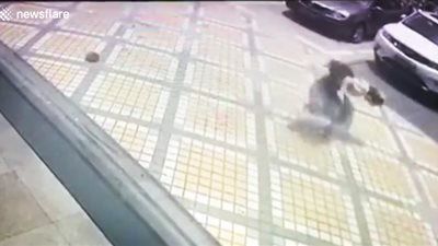 لحظة سقوط قطعة حديدية ثقيلة من الطابق الـ7 على رأس امرأة (فيديو)