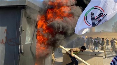 محتجون عراقيون يقتحمون السفارة الأمريكية ببغداد | فيديو