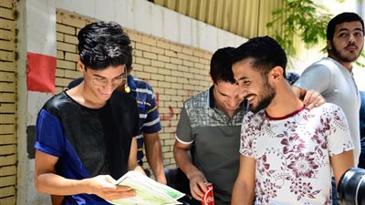 فرحة التاريخ وحزن الفيزياء في سادس أيام امتحانات الثانوية العامة.. بكاء وإغماءات طلاب العلمي بعد انتهاء اللجنة.. السعادة شعار تلاميذ الأدبي.. ومخالفات اللجان بالجملة