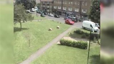 بالفيديو.. فتاة تقفز من سيارة بعد اختطافها