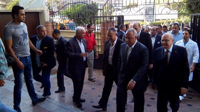 بالصور.. محافظ الشرقية يزور المرضى بمستشفى المبرة