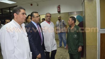 بالصور.. رئيس جامعة المنصورة يطمئن على صحة والد الشهيد «عبد الرحمن»