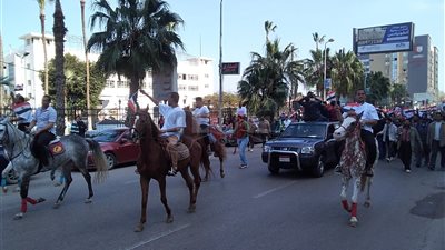 الرقص بالخيول في مسيرة تأييد السيسي بالإسكندرية (صور)