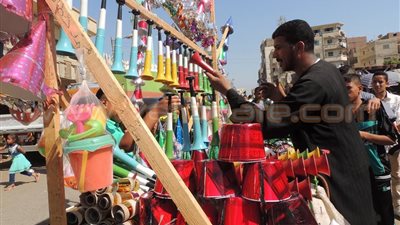 بالصور.. احتفالات العيد في أسيوط «رقص ومغنى وطربوش أحمر»