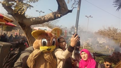 زوار معرض الكتاب يلتقطون «سيلفي» مع عرائس الأطفال