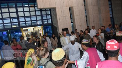 بالفيديو والصور.. محافظ أسوان يستقبل «رالي الطيران» بالورود