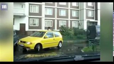 بالفيديو والصور.. نهاية سيئة لسائق فشل في ركن سيارته