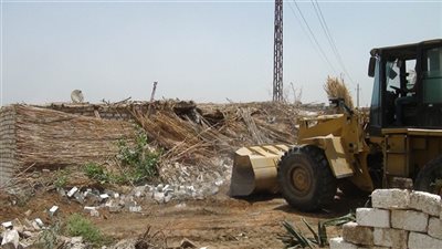 شن حملة لتنفيذ قرارات إزالة على أملاك الآثار والطريق العام بقنا