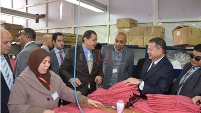 محافظ بني سويف ووزير القوى العاملة يتفقدان مصنع ملابس يوفر 1800 فرصة عمل