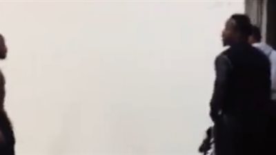 رجل يلقن آخر درسًا قاسيًا (فيديو)