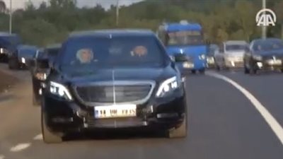 بالفيديو.. أردوغان يقود سيارة في نزهة مع زوجته بإسطنبول