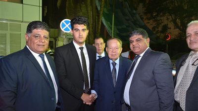 أسرة خالد أبو كريشة تلتقط صورا تذكارية مع فتحي سرور بعمر مكرم