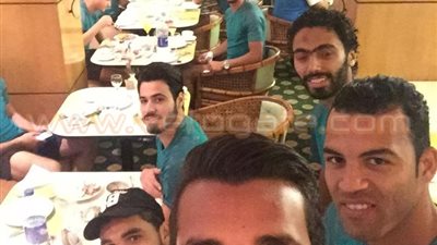 بالصور.. لاعبو المقاصة يلتقطون «سيلفي» في معسكر «دجلة»