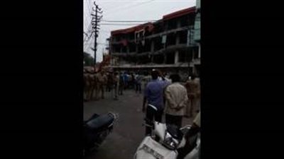 بالفيديو.. لحظة انهيار مبنى من 3 طوابق في الهند