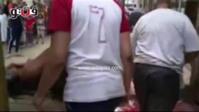 بالفيديو.. جزار يربط عنق «عجل» ويخالف الطريقة الشرعية للذبح