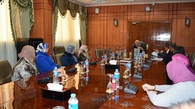 محافظ بورسعيد يلتقي بالمرشحين للعمل كمديرين للمدارس الإعدادية