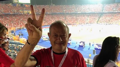 بزي المنتخب.. ساويرس يدعم الفراعنة في مدرجات إستاد القاهرة