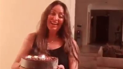 نيرمين الفقي تنشر فيديو جديدا من عيد ميلادها