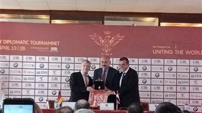 العامري ومرتجي يهديان السفير الألماني درع الأهلي