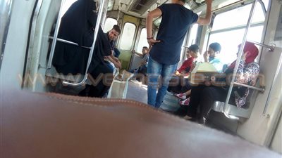 بالصور.. شباب في عربة السيدات بالمترو أول أيام عيد الأضحى