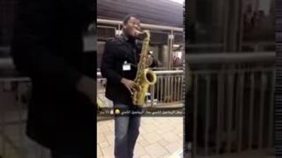 شاهد.. ماذا فعل عازف رأى فتاة سعودية محجبة في محطة مترو بأوروبا