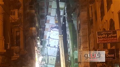 بالصور.. استئناف أعمال الهدم بعقار الأزاريطة المائل
