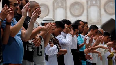 بالصور.. مواطن يرصد فرحة المصلين من الجامع الأزهر