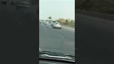 سائق سيارة يتسبب في حادث تصادم بالكويت (فيديو)