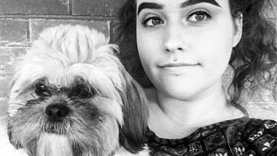 بالصور.. كلب يسرق الأضواء من صاحبته على تطبيق للتعارف