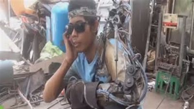 بالفيديو.. رجل يصنع لنفسه ذراعا إلكترونية من الخردة