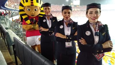 ضيافة مصر للطيران تساند المنتخب من مدرجات إستاد القاهرة (صور)