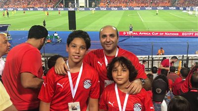 نائب رئيس الزمالك يصطحب نجليه لمساندة منتخب مصر أمام الكونغو