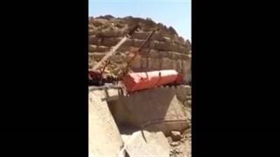 بالفيديو.. لحظة سقوط رافعة أثناء حمل شاحنة ضخمة