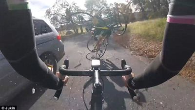 بالفيديو والصور.. سيارة تطيح بأربعة من راكبي الدراجات